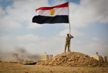 Egyptian soldier with the national flag