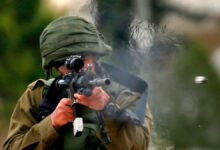 2月1日，一名以色列士兵向巴勒斯坦抗议者发射橡皮子弹，抗议以色列在被占领的约旦河西岸征用巴勒斯坦土地