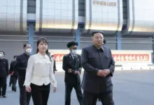 朝鲜领导人金正恩(右)下令发射该国第一颗间谍卫星