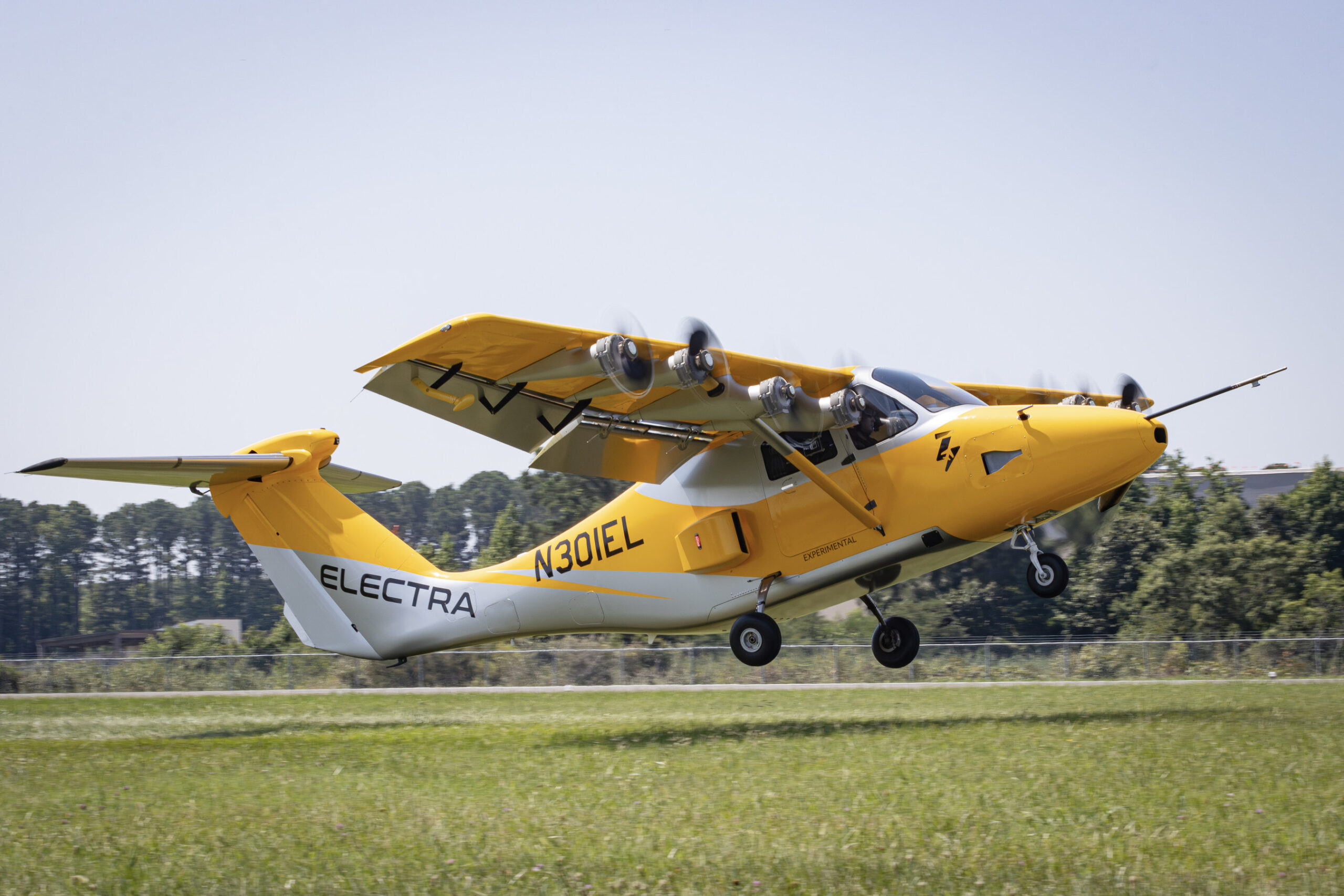 Electra’s Ultra Short technology demonstrator takes off from a grass field during a flight demo at Felker Army Airfield at Joint Base Langley-Eustis in Virginia. Credit: Electra