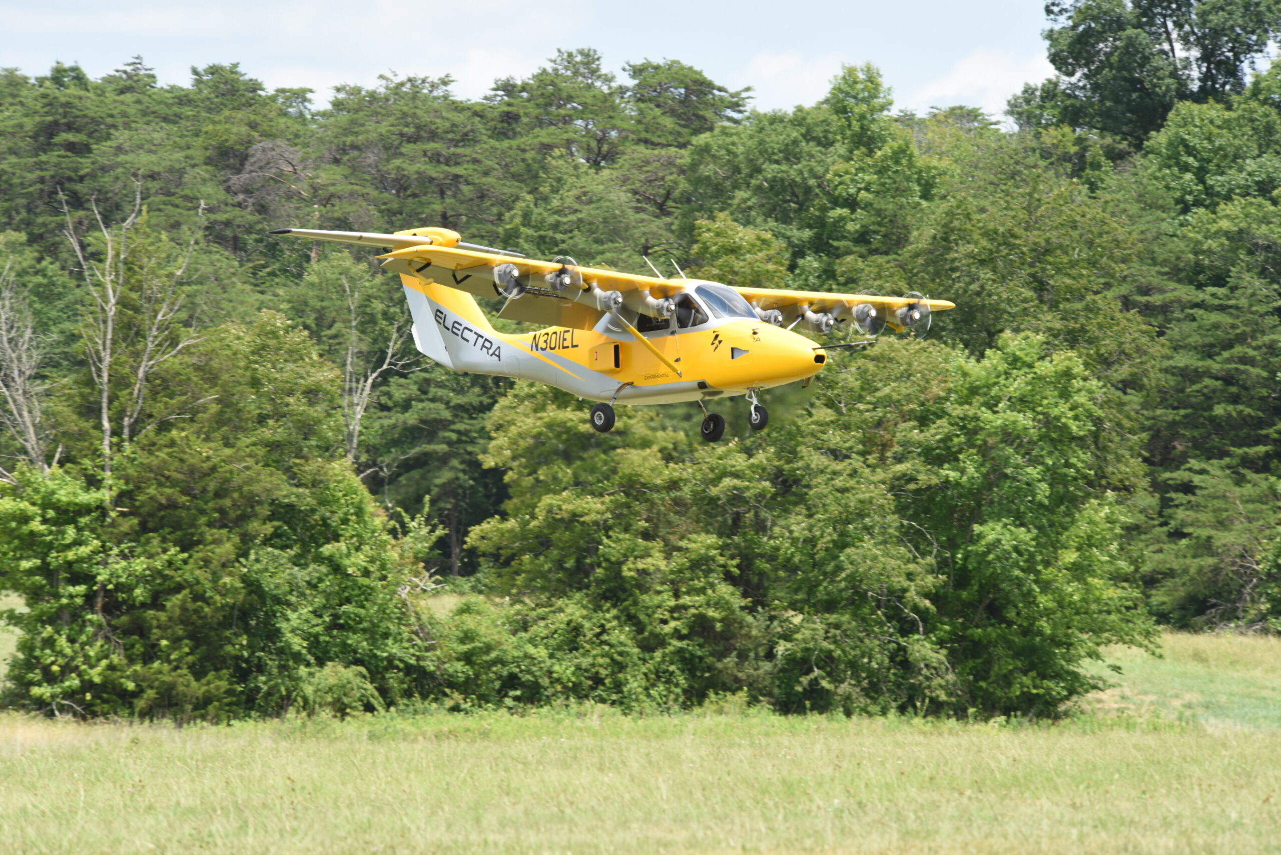 Electra’s EL-2 Goldfinch eSTOL technology demonstrator requires no charging infrastructure as the batteries are charged in-flight by the hybrid propulsion system. (Photo credit: J. Langford/Electra.aero)