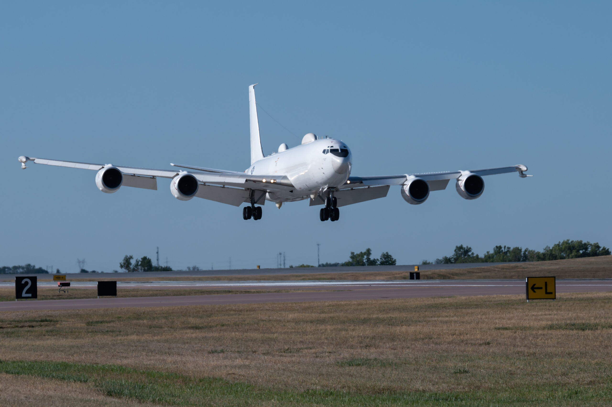 A U.S. Navy E-6B Mercury arrives at Offutt Air Force Base, Nebraska during a simulated electronic minuteman test flight, Sept. 17, 2024. Airmen and Sailors from the 625th Strategic Operations Squadron, 576th Test Flight Squadron, 91st Missile Wing and Navy’s Strategic Communications Wing participated in the twice-a-year flight. (U.S. Air Force photo by Tech. Sgt. Chris Thornbury)