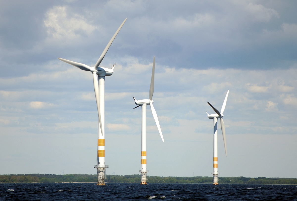 Wind turbines on the Baltic Sea in an offshore wind farm in Sweden, 10 June 2015. Photo: BRITTA PEDERSEN/dpa - NO WIRE SERVICE - (Photo by BRITTA PEDERSEN / ZB / dpa Picture-Alliance via AFP)