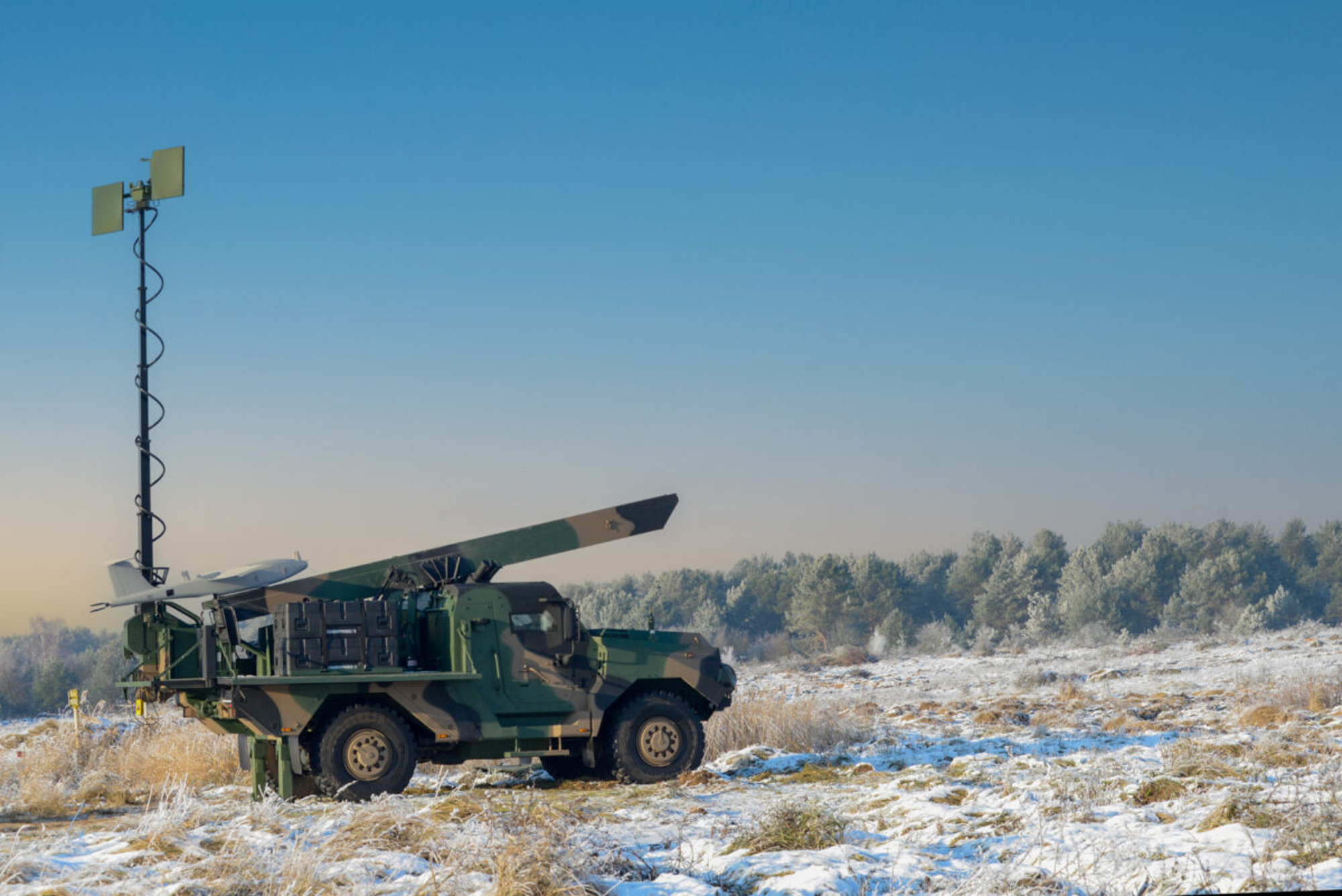 Waran 4x4 vehicle with an integrated aerial vehicle launcher