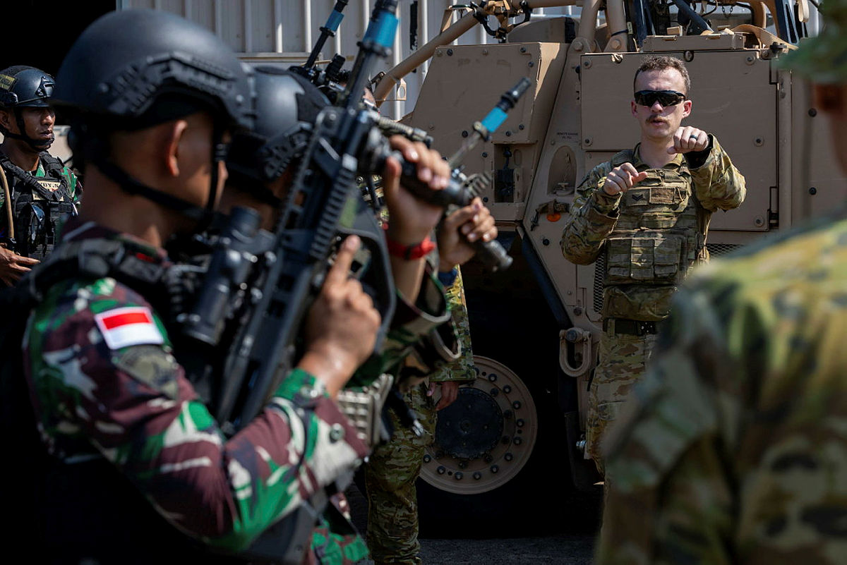 Australian Army soldier instructs Indonesian National Armed Forces personnel on using the EF88 Austeyr rifle during Exercise Keris Woomera 2024.