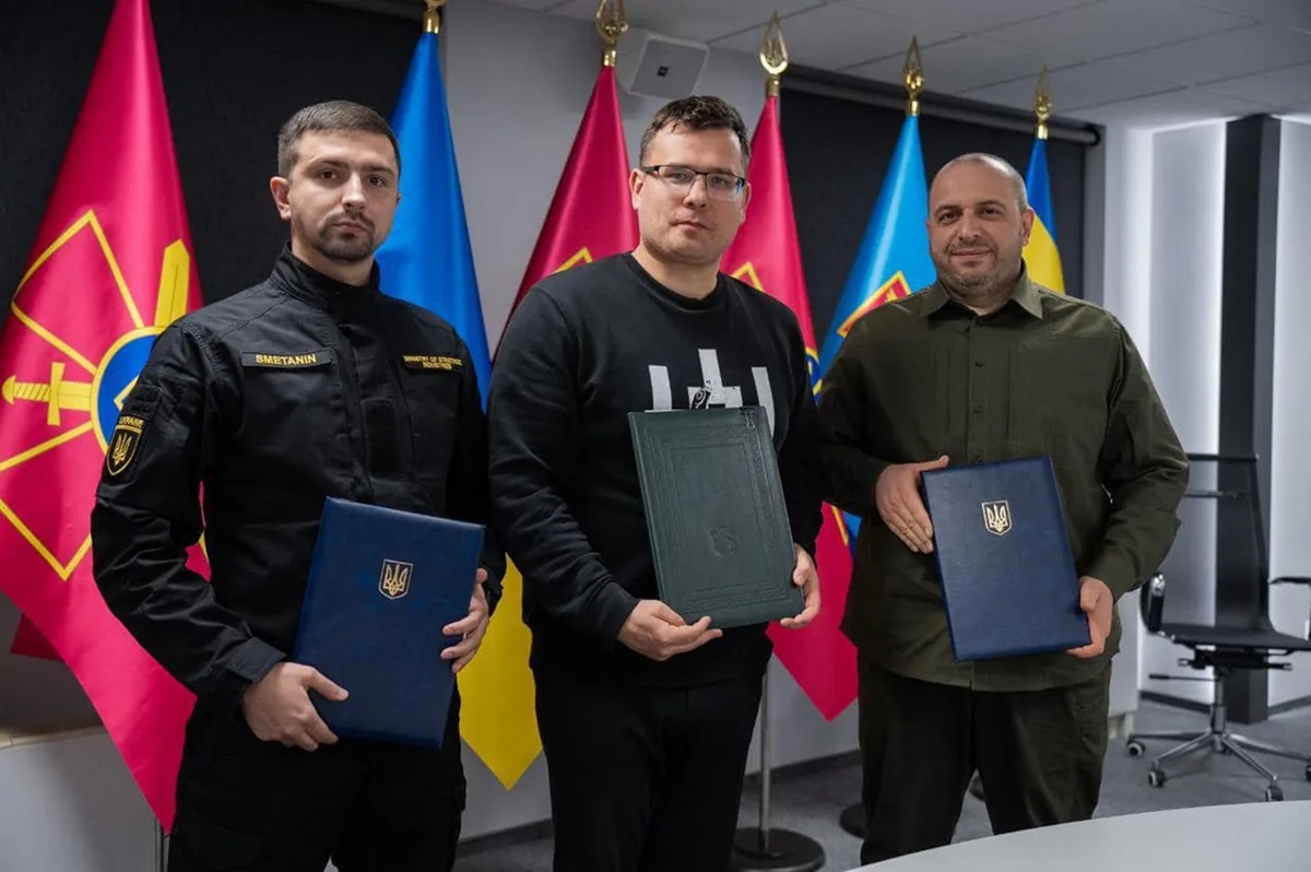 (From L-R) Strategic Industries Minister Herman Smetanin, Lithuanian Defense Minister Laurynas Kasciunas, and Ukrainian Defense Minister Rustem Umerov signed a memorandum of understanding. Photo: Herman Smetanin's Telegram