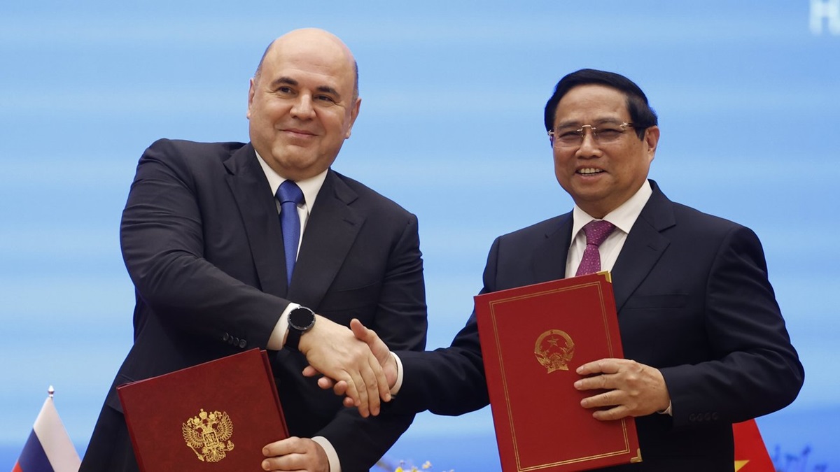 Russian Prime Minister Mikhail Mishustin shakes hands with Vietnamese Prime Minister Pham Minh Tinh