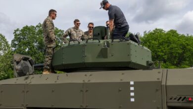 Marines engage with Textron’s Advanced Reconnaissance Vehicle during a Marine Touch Point at Detroit Arsenal, Michigan. Photo: US Marine Corps