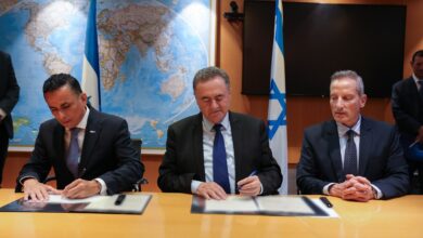 Officials from Israel and Honduras sign agreement for defense cooperation.