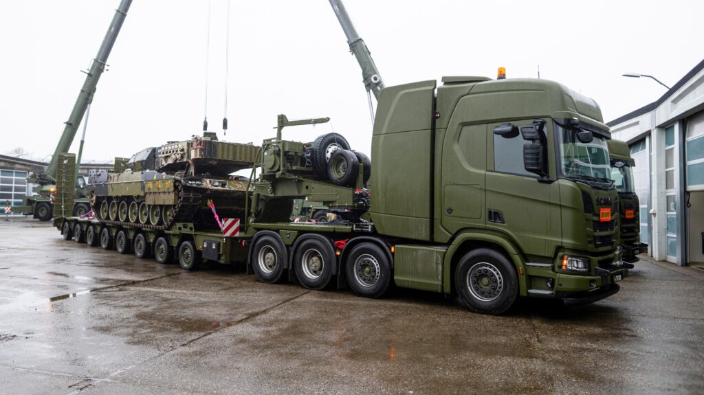 Heavy Equipment Trailer carrying a Leopard 2A7 main battle tank. Photo: Broshuis