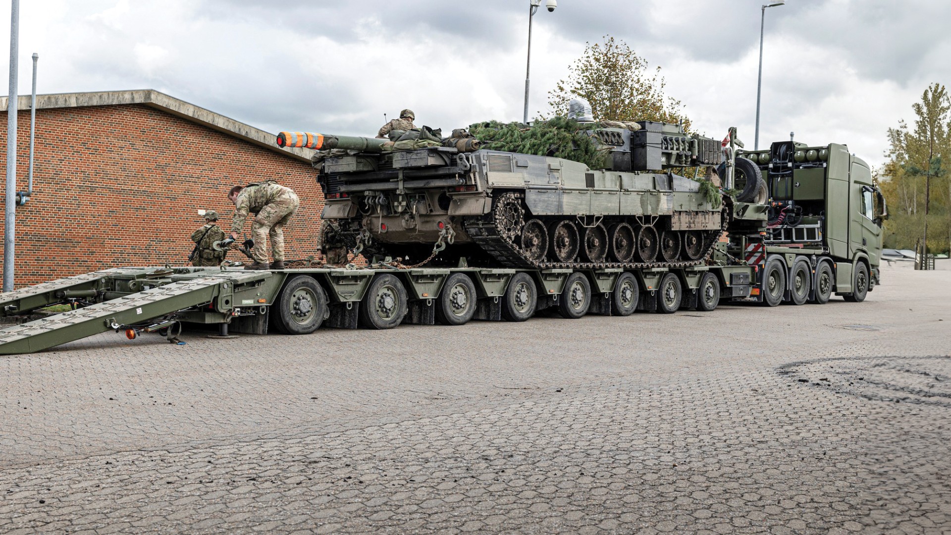 Heavy Equipment Trailer carrying a Leopard 2A7 main battle tank