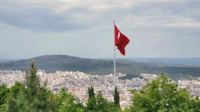 The Turkish flag overlooks a city in Turkey. Photo: Kübra Nûr Şahin/Pexels.