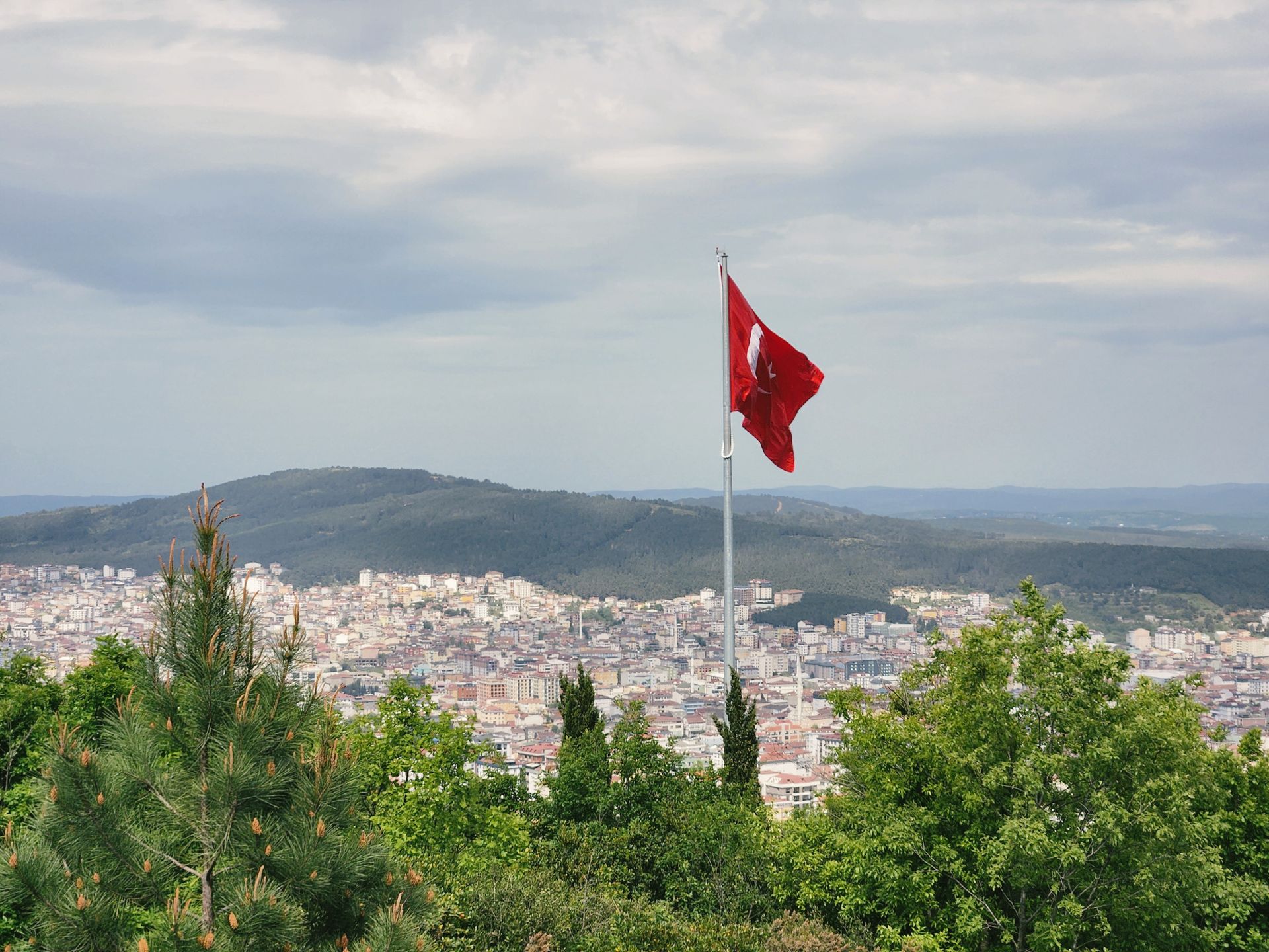 The Turkish flag overlooks a city in Turkey. Photo: Kübra Nûr Şahin/Pexels.